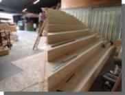 foto prefabricage tribune trap in timmerfabriek
